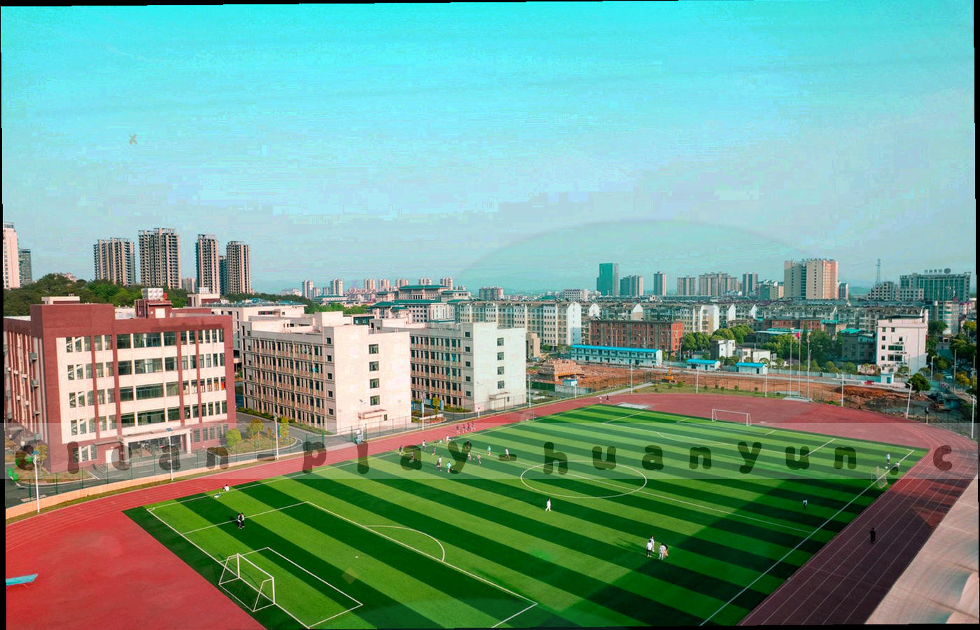 三块不同尺寸屏幕并排展示赛程列表界面，画面冷蓝，界面元素抽象处理